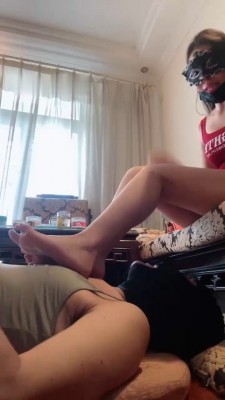 图片[6]_【艾拉】裸足踩脚垫/掐乳/灌圣水_绳艺库视频下载