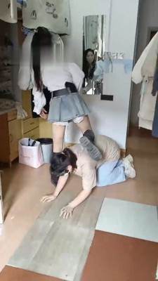 【爱可】母畜-双主寝室走廊虐-原味辱_绳艺库视频下载