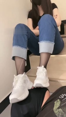 图片[6]_【槿一】牛仔裤黑丝白袜运动鞋-全体重踩踏_绳艺库视频下载