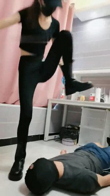 图片[9]_【美娜格格】巅峰之作疯狂夺魂-多鞋踩踏深喉场【双视角版】_绳艺库视频下载