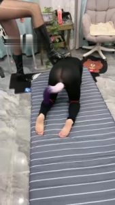 【七月大人】开发咖啡店小哥做M-茶几深喉/舔脚鞭打/骑马_绳艺库视频下载