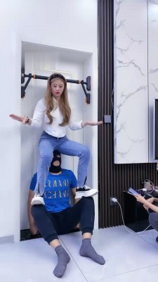 【麋鹿银儿】双模特女神-全体重踩/骑马爬行/吃袜子_绳艺库视频下载