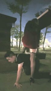 【禾未】户外公园遛狗骑行-踩踏/高跟踩踏插嘴/深喉【双视角版】_绳艺库视频下载