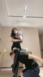 【禾未】长靴S-腿绞胯下辱/藤条抽/sp/掐脖窒息_绳艺库视频下载