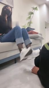 【槿一】牛仔裤黑丝白袜运动鞋-全体重踩踏_绳艺库视频下载