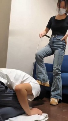 图片[2]_【小樱桃】骑马爬行/全体重踩/求圣水/白袜诱惑_绳艺库视频下载