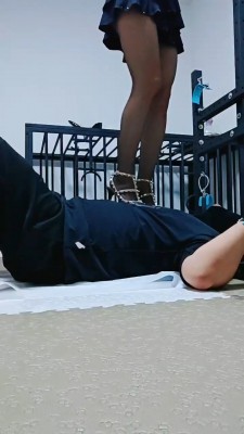 图片[5]_【媚娘】高跟踩踏/闻高跟/关狗笼/人肉坐垫_绳艺库视频下载