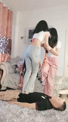 图片[3]_【夏夏呀】3主对1奴-闻白袜脚/踩踏/骑马棒抽/碾狗脸【双视角版】_绳艺库视频下载