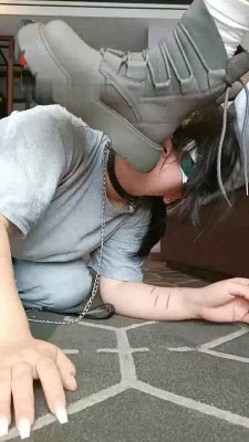 图片[7]_【爱可呀】和细跟闺蜜双调女慕-扎狗爪/舔鞋底/钻胯_绳艺库视频下载