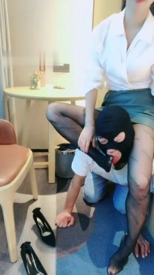 图片[4]_【伊柔】继母黑丝高跟玩脚下狗儿子【双视角版】_绳艺库视频下载