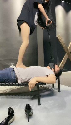 图片[4]_【冰诺】高跟肉丝全体重跳踩人体蹦床_绳艺库视频下载