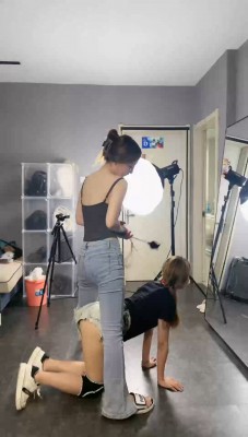 图片[7]_【领主老大】开发女同学做狗-跪舔高跟凉鞋/插嘴/转胯/掐脖窒息_绳艺库视频下载