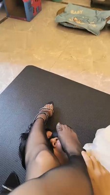 图片[2]_【瑶瑶】黑丝高跟踩地毯恋足_绳艺库视频下载