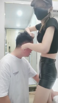 【美娜格格】揪耳朵/抽耳光/踩狗脸/鞭打_绳艺库视频下载