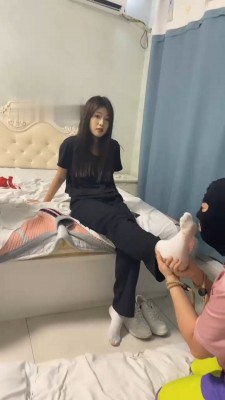 图片[9]_【精神小妹】双学生S-日式房间全体重踩踏踢踹_绳艺库视频下载