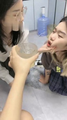 图片[6]_【橙宝】姐妹相互虐-奴下奴-白袜塞嘴/喂圣水/舔脏鞋/骑马/耳光_绳艺库视频下载