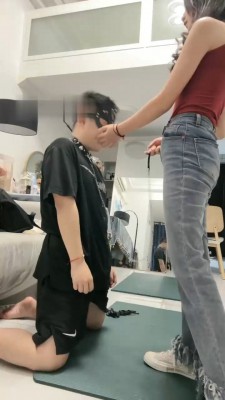 图片[4]_【尤物】匡威白袜气味辱/骑马转胯/全体重踩/腿绞_绳艺库视频下载