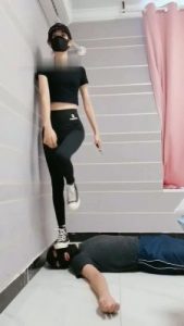 【美娜格格】巅峰之作疯狂夺魂-多鞋踩踏深喉场【双视角版】_绳艺库视频下载