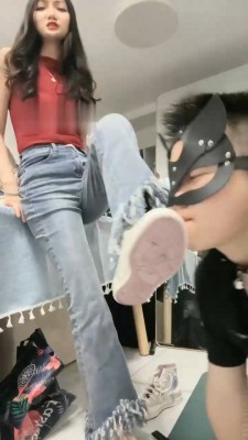 图片[5]_【尤物】匡威白袜气味辱/骑马转胯/全体重踩/腿绞_绳艺库视频下载