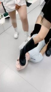 【术术】长靴短靴踩踏踢踹/舔脏鞋臭袜/喂口水_绳艺库视频下载