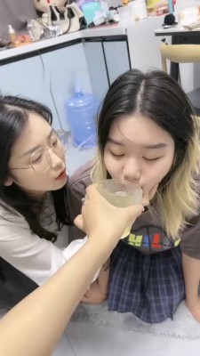 图片[5]_【橙宝】姐妹相互虐-奴下奴-白袜塞嘴/喂圣水/舔脏鞋/骑马/耳光_绳艺库视频下载