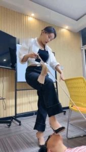 【潘妮女王】开发办公室新痰盂-高跟插嘴/钻胯坐垫【完整版】_绳艺库视频下载