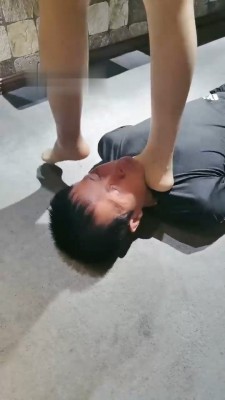 图片[2]_【魔鬼天使】爆踩脖子/深喉/脚耳光_绳艺库视频下载