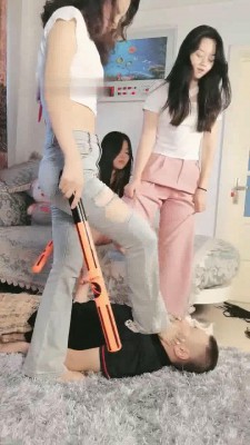 图片[2]_【夏夏呀】3主对1奴-闻白袜脚/踩踏/骑马棒抽/碾狗脸【双视角版】_绳艺库视频下载