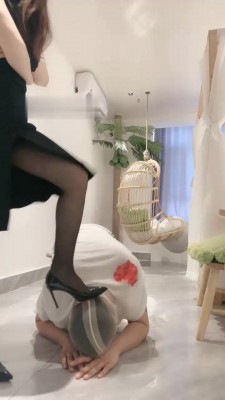 图片[6]_【不期而遇】高跟S踩踏鞭打/转胯爬行/丝袜套头_绳艺库视频下载