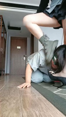 图片[6]_【爱可呀】和细跟闺蜜双调女慕-扎狗爪/舔鞋底/钻胯_绳艺库视频下载