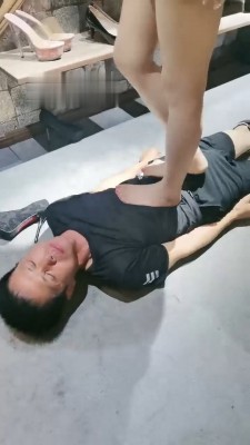 图片[8]_【魔鬼天使】爆踩脖子/深喉/脚耳光_绳艺库视频下载