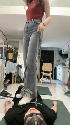 图片[12]_【尤物】匡威白袜气味辱/骑马转胯/全体重踩/腿绞_绳艺库视频下载