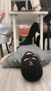 【礼礼大人】双S-桌下视角-长靴/皮鞋白袜踩【双视角版】_绳艺库视频下载