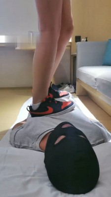 【酒酿丸子】掐乳揪耳朵/运动鞋白袜全体重踩踏_绳艺库视频下载