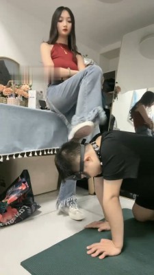 图片[2]_【尤物】匡威白袜气味辱/骑马转胯/全体重踩/腿绞_绳艺库视频下载