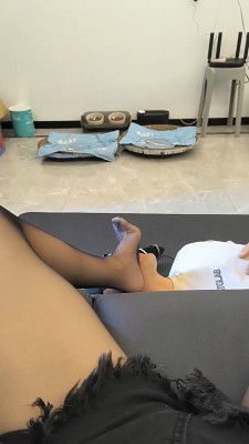 图片[6]_【瑶瑶】黑丝高跟踩地毯恋足_绳艺库视频下载