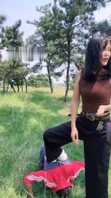 图片[4]_【孤傲女帝】户外调-骑马/艺术踢踹/耳光/提档踩踏_绳艺库视频下载