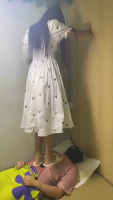 图片[4]_【精神小妹】双学生S-日式房间全体重踩踏踢踹_绳艺库视频下载