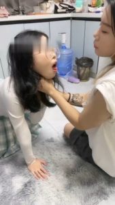 【橙宝】双母畜-奴下奴-舔高跟/掐脖骑马/吃白袜/插嘴/竖中指_绳艺库视频下载