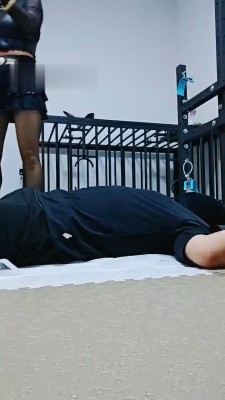 图片[2]_【媚娘】高跟踩踏/闻高跟/关狗笼/人肉坐垫_绳艺库视频下载