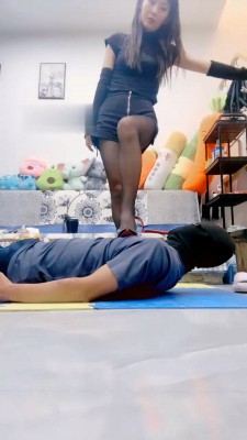 图片[6]_【兔兔大人】鞭打骑马踢踹/全体重踩/闻舔靴子/鞋抽耳光_绳艺库视频下载