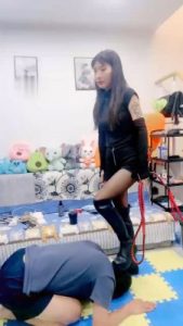 【兔兔大人】鞭打骑马踢踹/全体重踩/闻舔靴子/鞋抽耳光_绳艺库视频下载