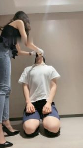 【禾未】灌圣水/高跟踩脚垫/掐乳/藤条抽_绳艺库视频下载