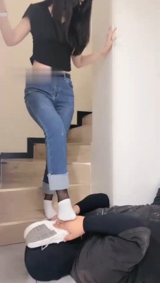 图片[4]_【槿一】牛仔裤黑丝白袜运动鞋-全体重踩踏_绳艺库视频下载