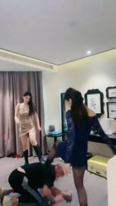 【宫雪大人】双S皮靴艺术踢踹/全体重踩踏踩头/踢裆【双视角版】_绳艺库视频下载