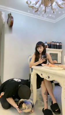 【初见】圈养家奴伺候主人吃饭/被棍棒暴躁_绳艺库视频下载