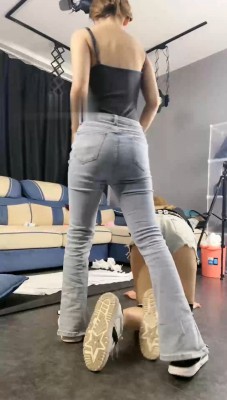 图片[9]_【领主老大】开发女同学做狗-跪舔高跟凉鞋/插嘴/转胯/掐脖窒息_绳艺库视频下载