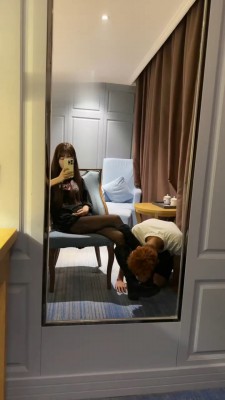 【玥希希】镜前羞辱-长靴黑丝恋足舔/踩踏_绳艺库视频下载