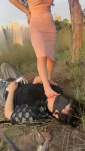 【伊诺】捆绑树上-口球塞嘴-鞭打-掐乳/舔jio_绳艺库视频下载