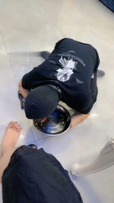 图片[5]_【初见】圈养家奴伺候主人吃饭/被棍棒暴躁_绳艺库视频下载